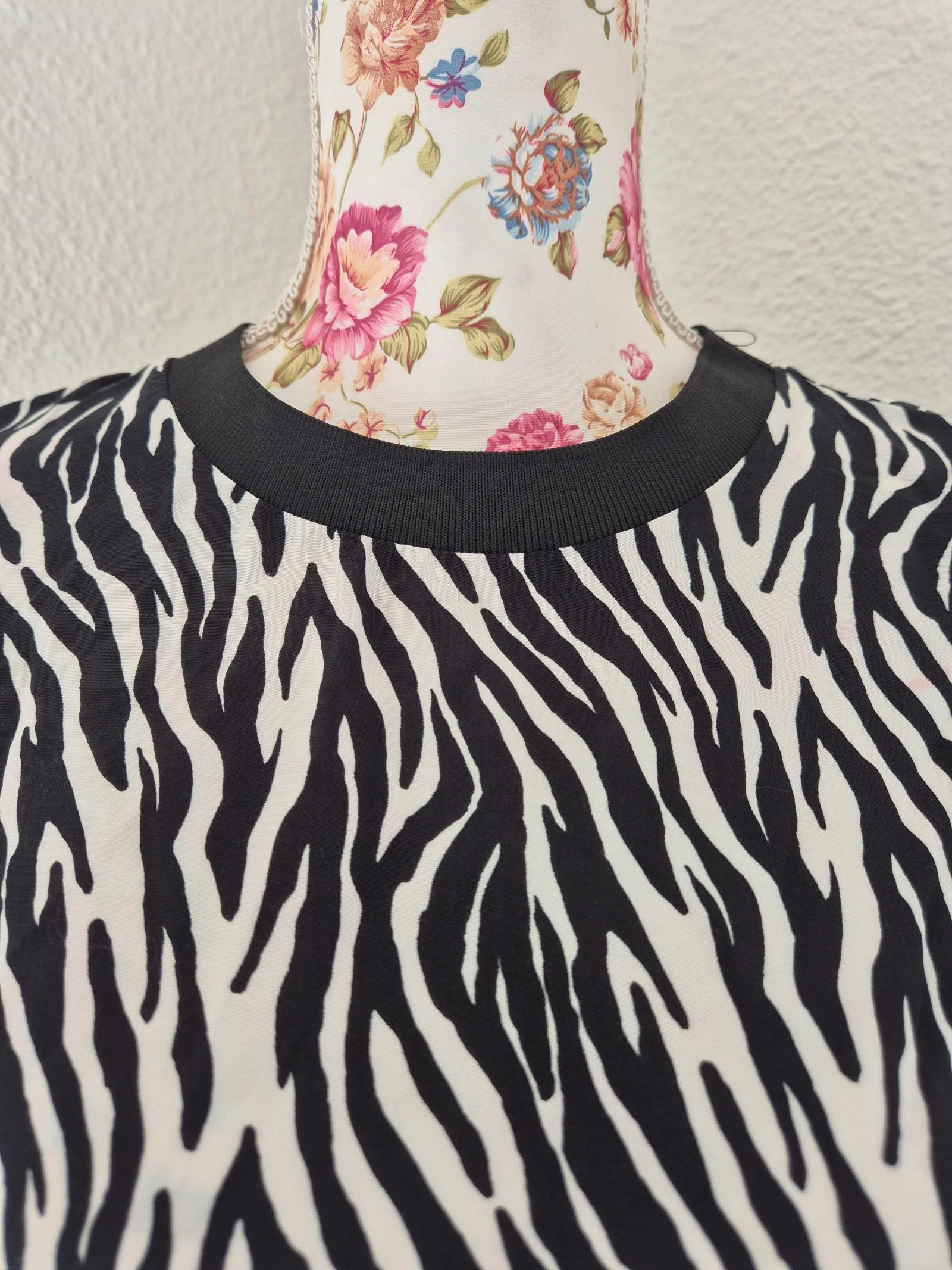 ZARA Robe túnica listrada preta e branca feminina tamanho 38 M mangas 3/4 fluida com babado estampa animal – photo 5